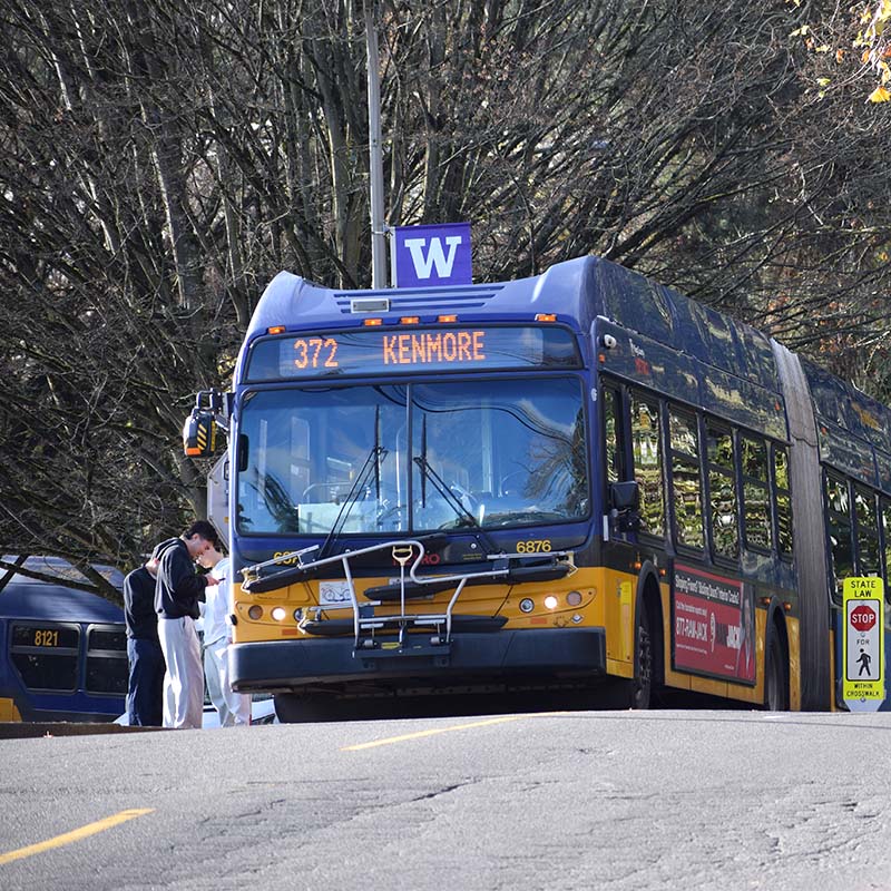 bus 372 to kenmore along pend oreille raod with students standing nearby