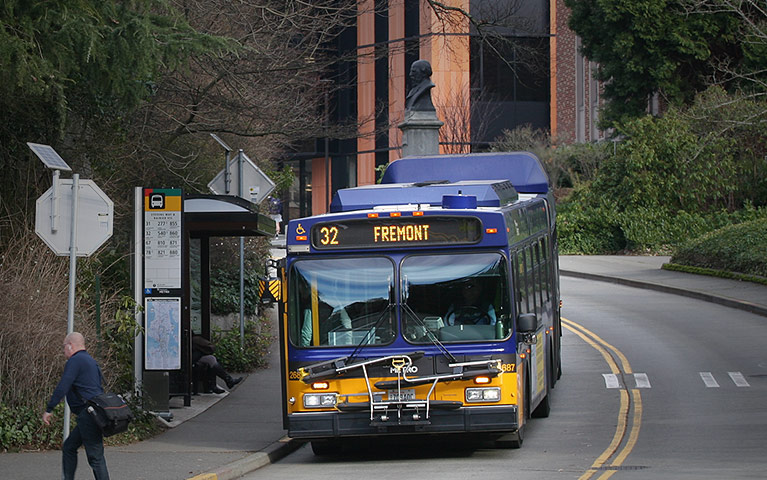 metro king county bus on stevens way