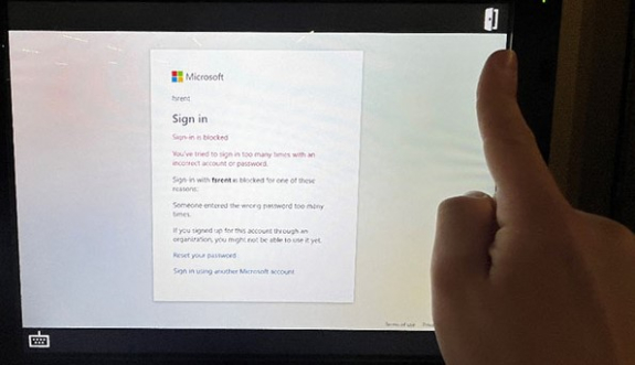 key manager kiosk screen showing uw office 365 log in error message and person's finger ready to tap an open door icon at top right of screen